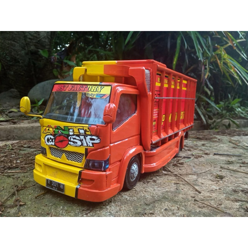 Miniatur truk oleng canter kuning anti gosip variasi lampu leed rgb bisa belok oleng gasruk