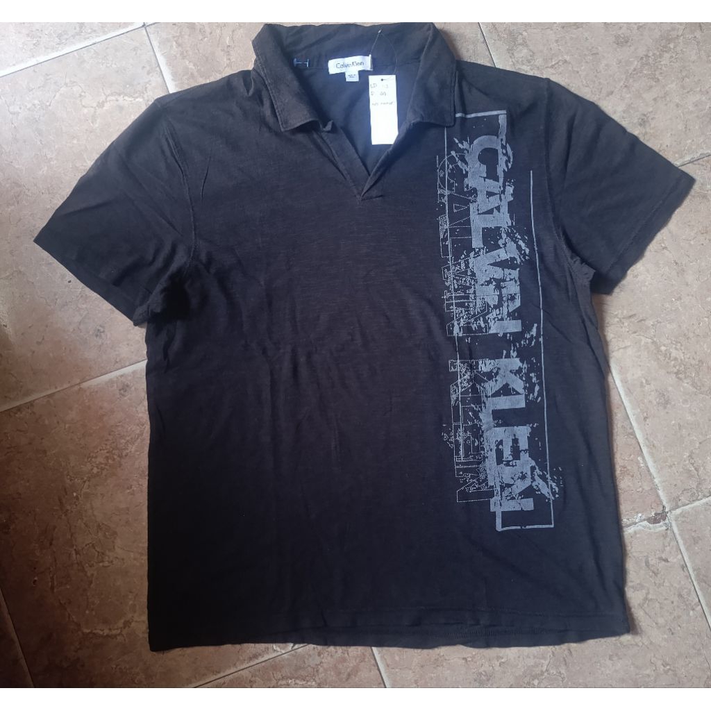 Kaos open collar brand Calvin klein