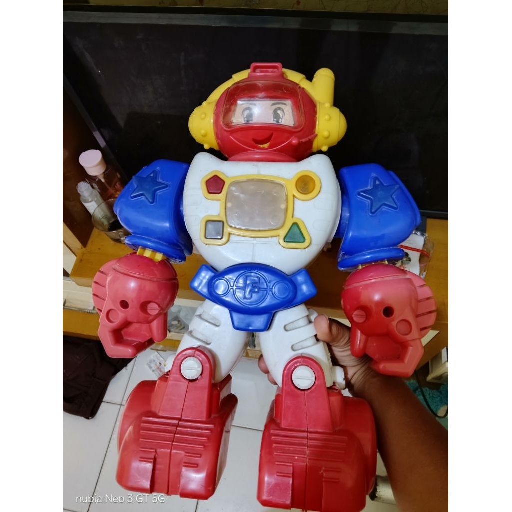 Robot mainan jadul besar