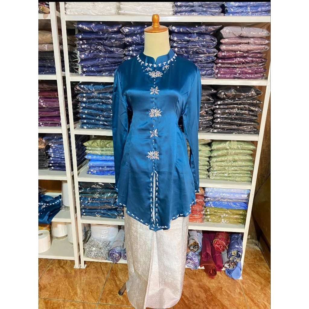 Setelan baju kurung Melayu wanita