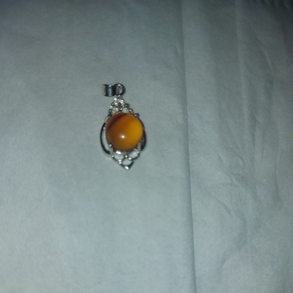 liontin batu