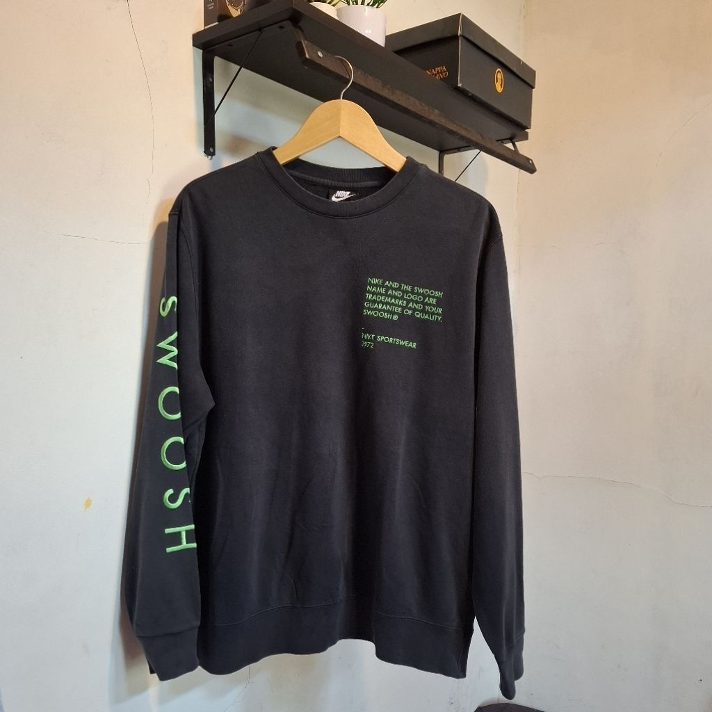 Nike fullbordir crewneck hitam wash