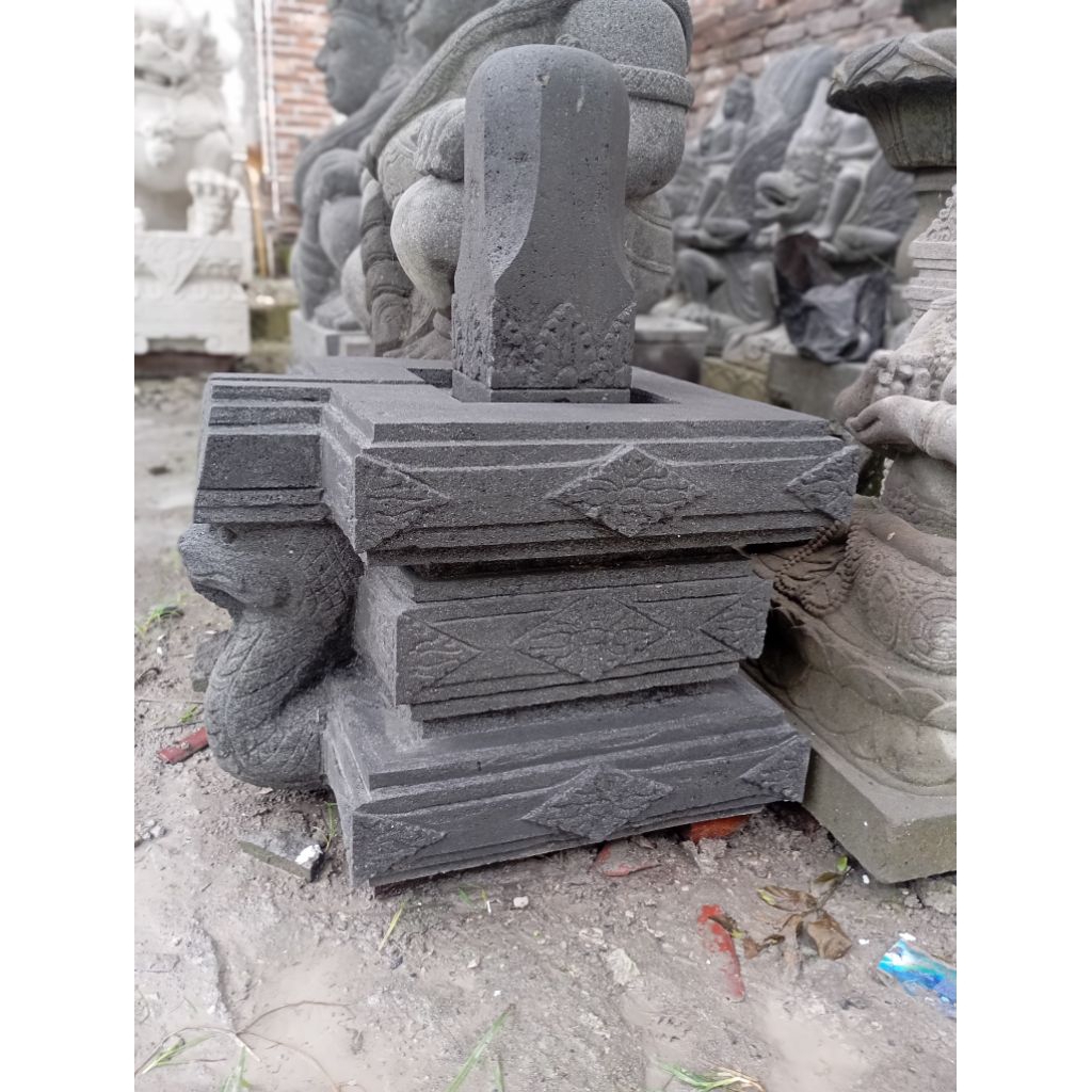 patung lingga Yoni besar