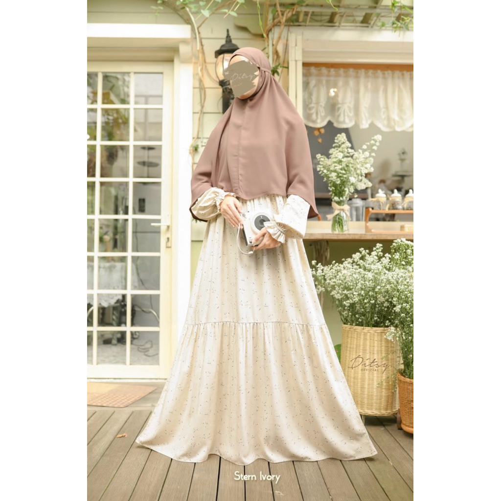 Stern Ivory Nightgown Daster Gamis Ditsy size L edisi Juli 2025