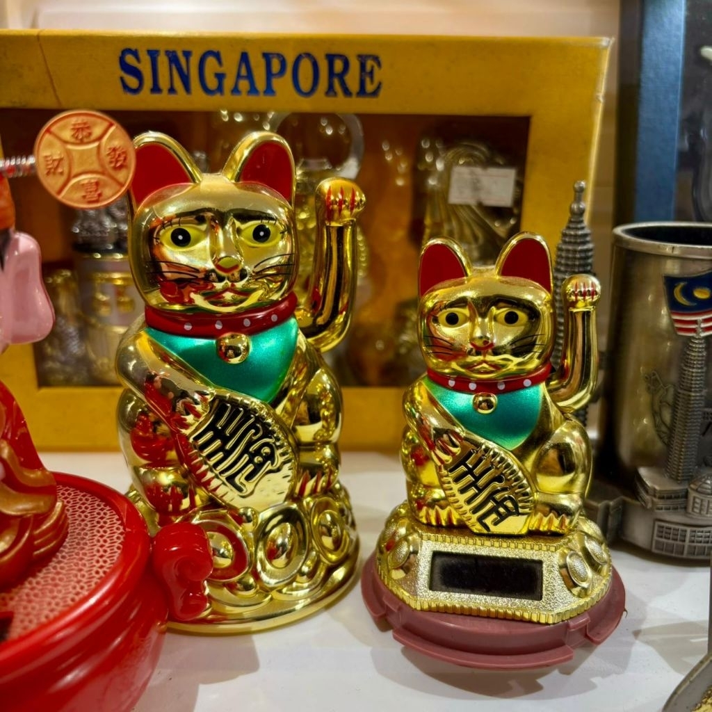PATUNG KUCING KEBERUNTUNGAN MANEKI NEKO EMAS / KUCING HOKI TANGAN GOYANG LUCKY CAT