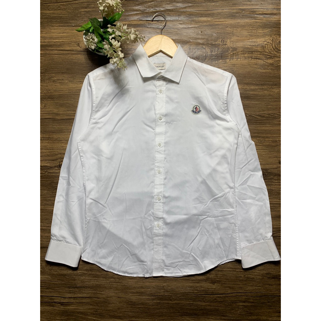 kemeja putih croco dan monclr
