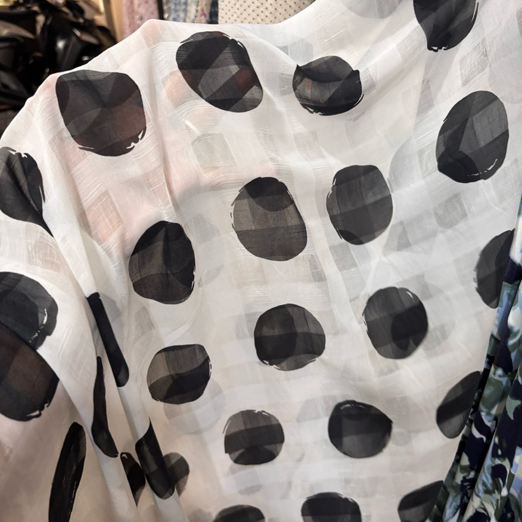 Kain Sifon Sutra Motif Polkadot besar hitam putih – Bahan Elegan Flowly untuk Gamis, Blouse, Dress, 