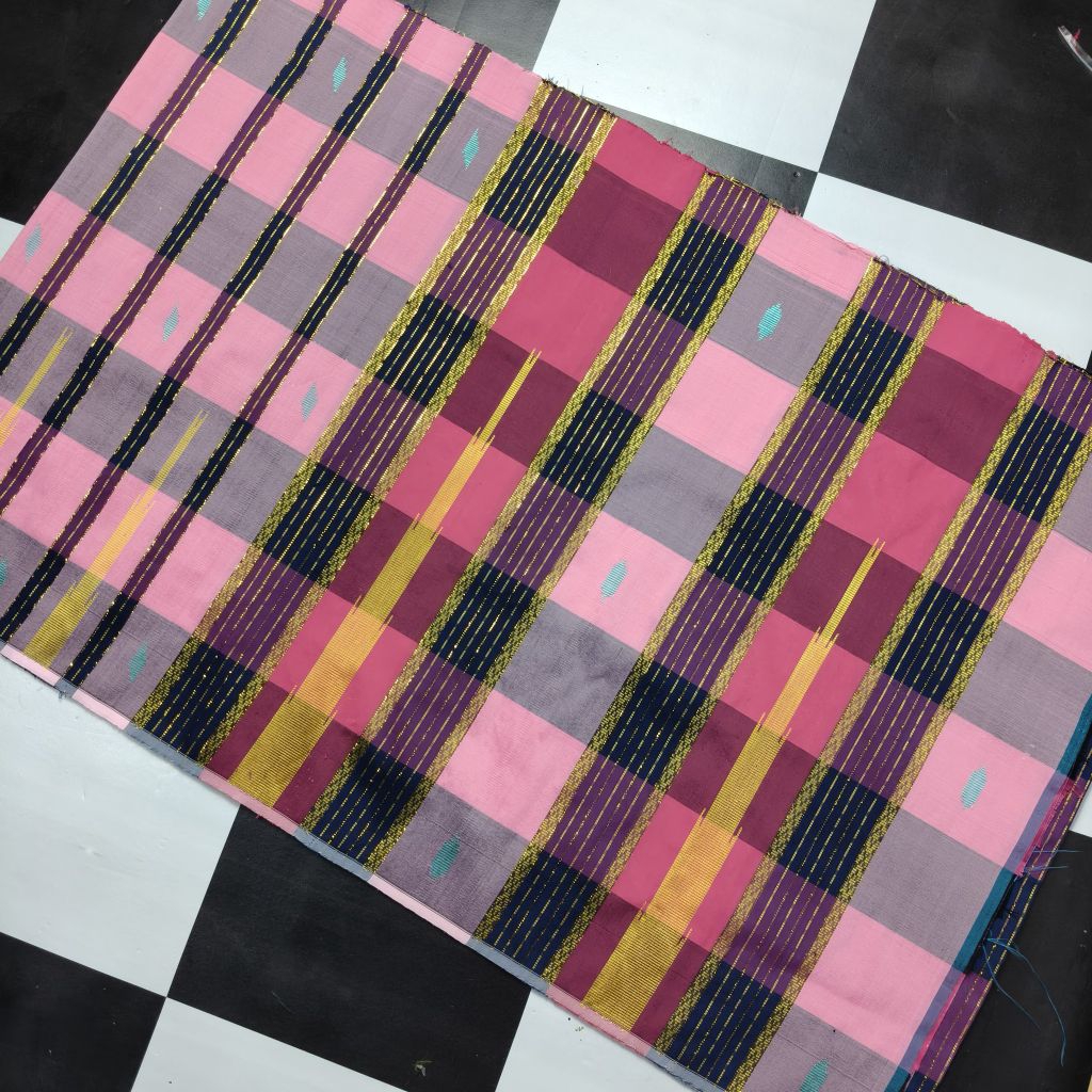 kain sarung sutera tenun lipa sabbe kotak kotak warna burgundy ungu lilac