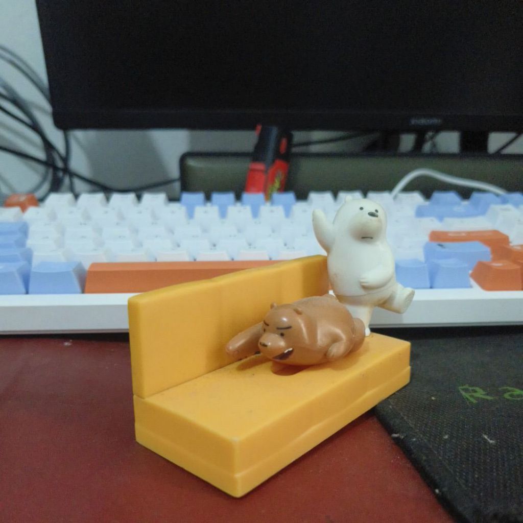 action figure we bare bears beruang kursi