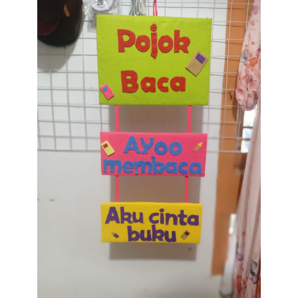 hiasan dunding "pojok baca"