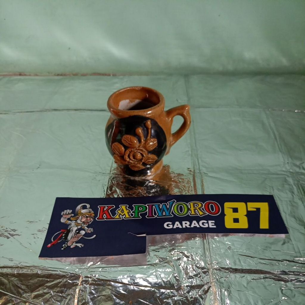 cangkir atau guci keramik kecil