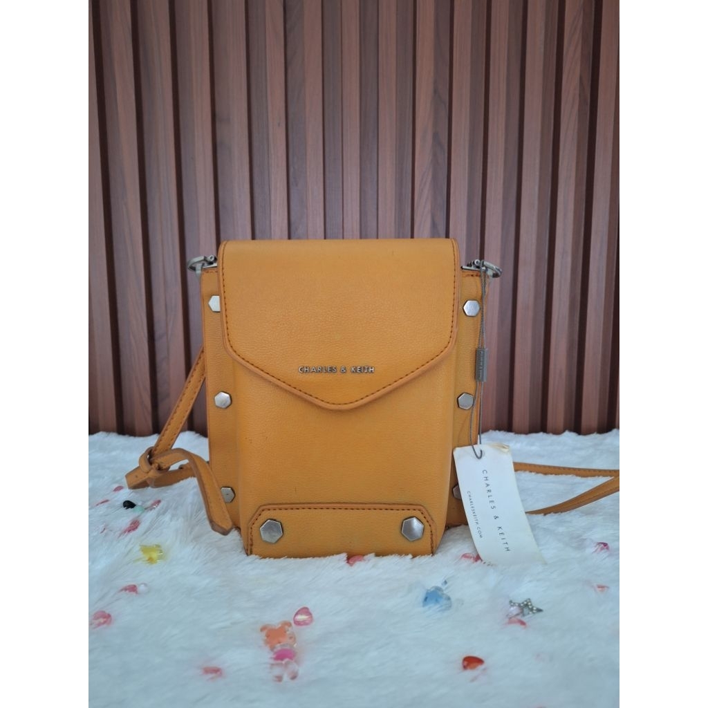 Preloved Tas Charles&Keith