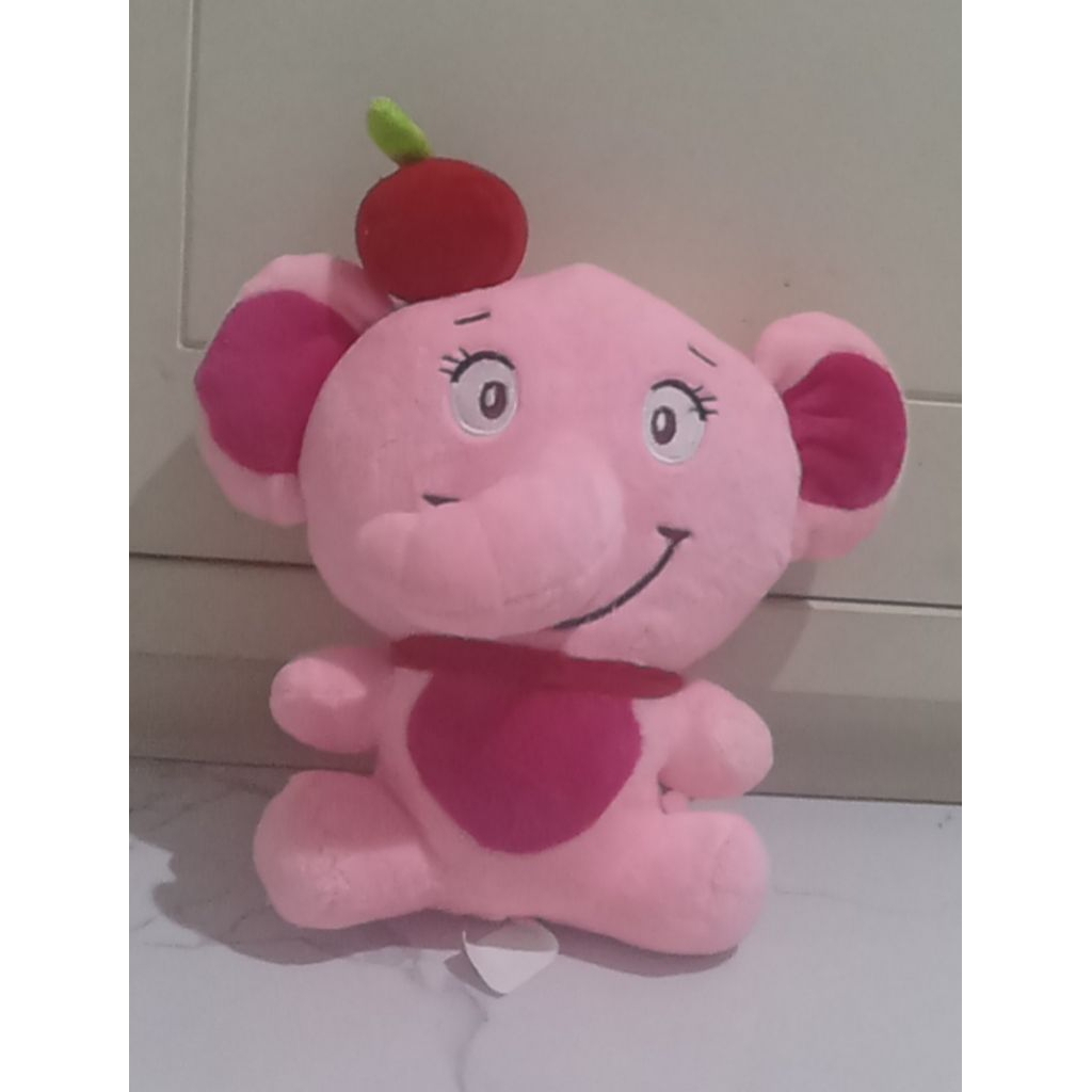 Boneka Gajah Berhiaskan Buah Apel