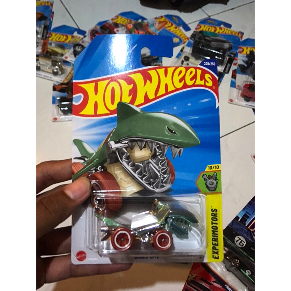 hot wheels shark bite (reguler treasure hunt)