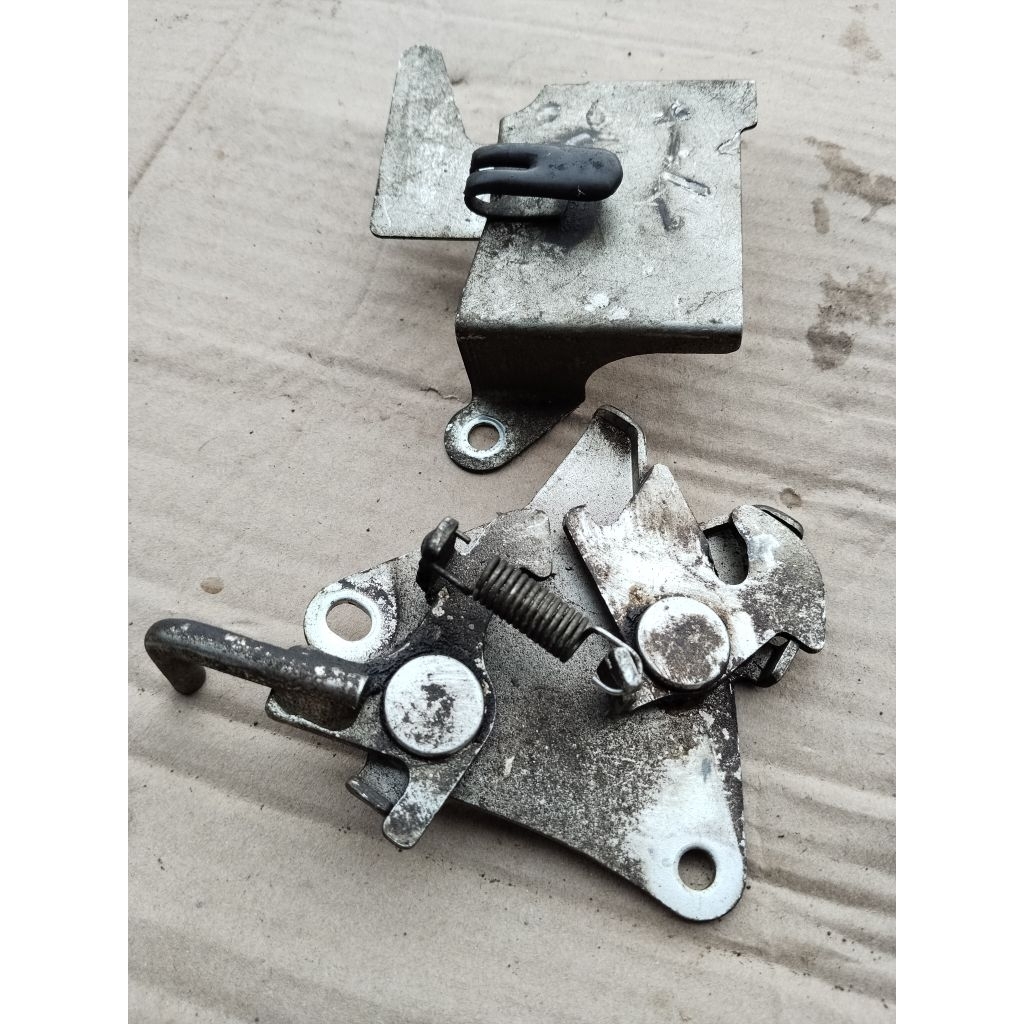 engsel jok pengait jok kunci jok kancingan jok belakang Honda CBR 150R old lama thailand CBR 150R CB