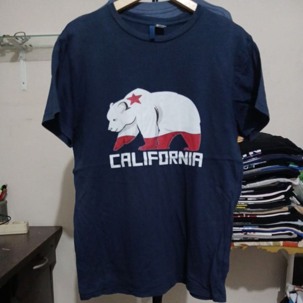 Kaos katun warna navy pekat kerah kencang H&M DIVIDED second Original size L ld 108cm Pjg 72cm mulus