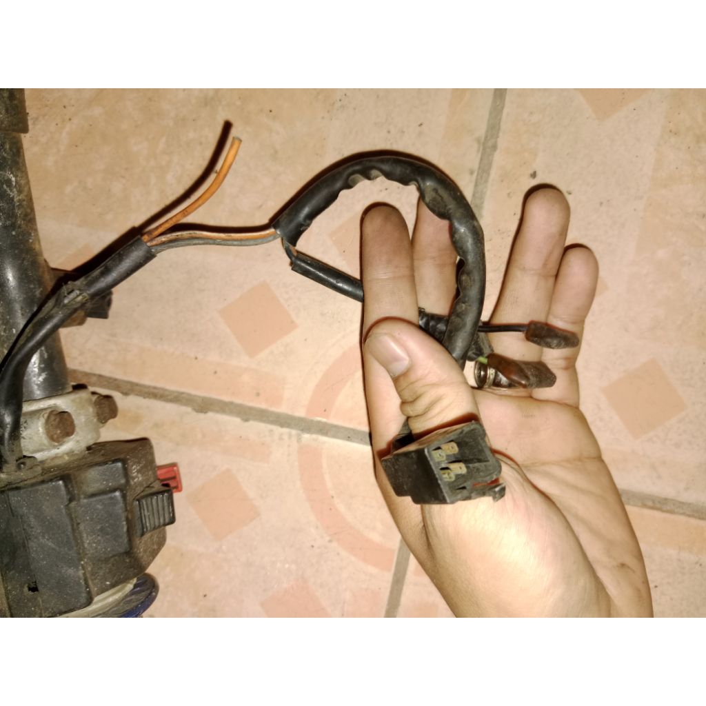 HOLDER KANAN KOLDER GAS SATRIA HIU COPOTAN