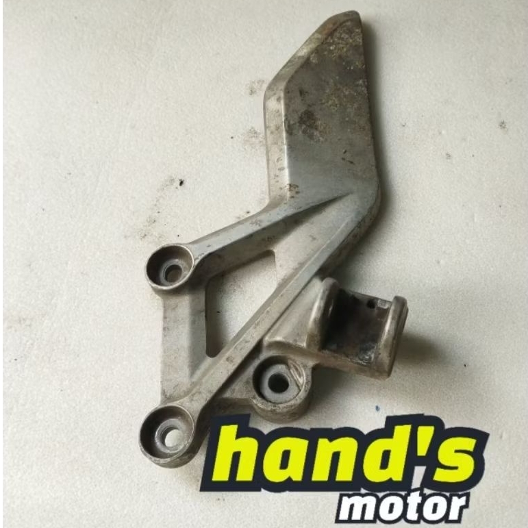 step footstep Ubderbon depan kiri Honda CBR 150 2014 - 2016 Original Copotan K45 ( Kiri)