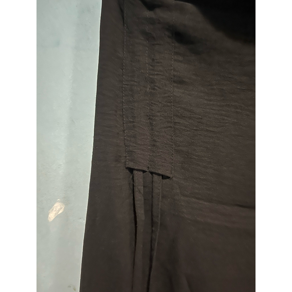 rok hitam crincle serut