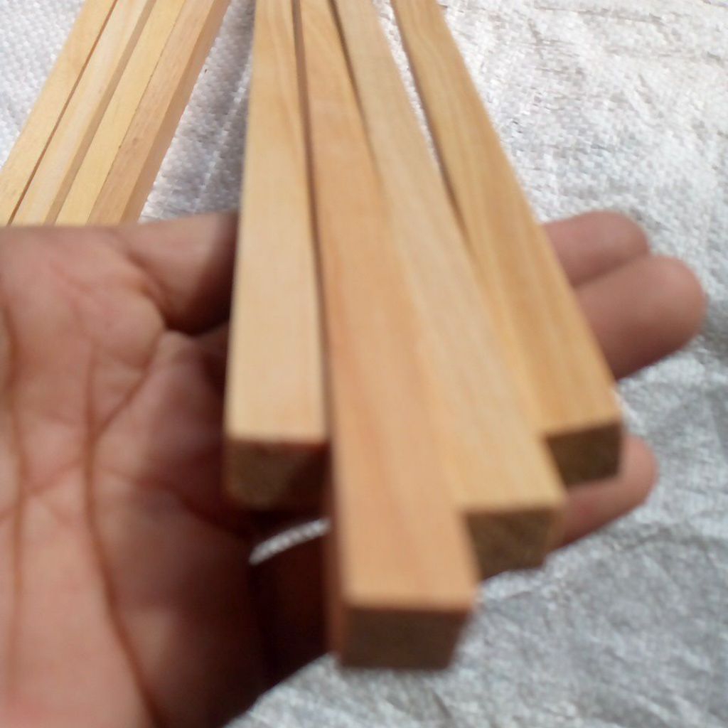 papan kayu jati belanda lebar 1cm X1 cm/ tebal 4 mili panjang 30cm