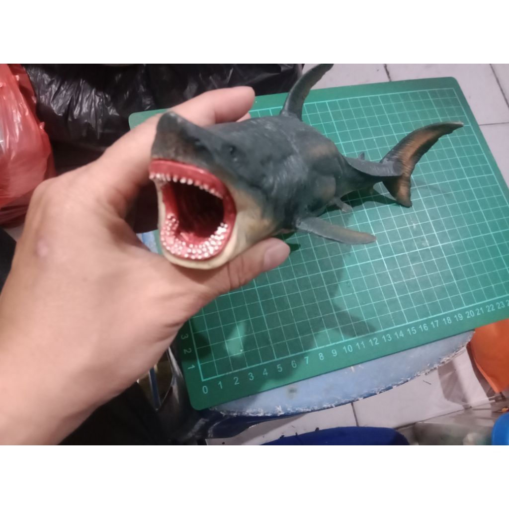 megalodon mainan karet