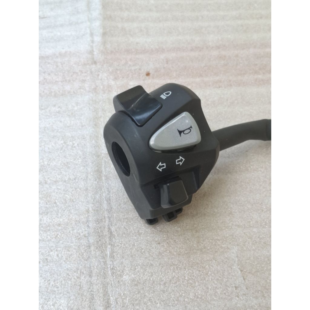 SAKLAR HOLDER KIRI NEW VARIO 125-150 ORIGINAL