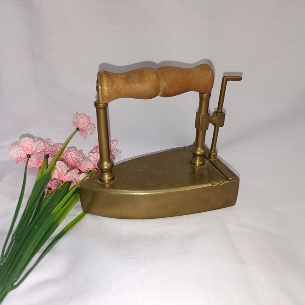 Setrika Jadul antik kuningan dengan logam pemanas tahun 1900 an