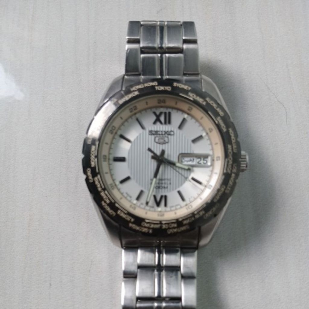 Jam tangan seiko 5 automatic original world time mulus normal dan cukup akurat