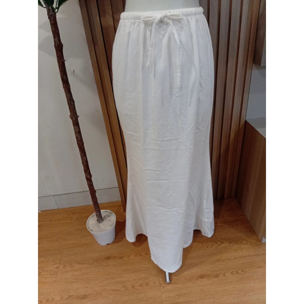 rok linen putih wanita