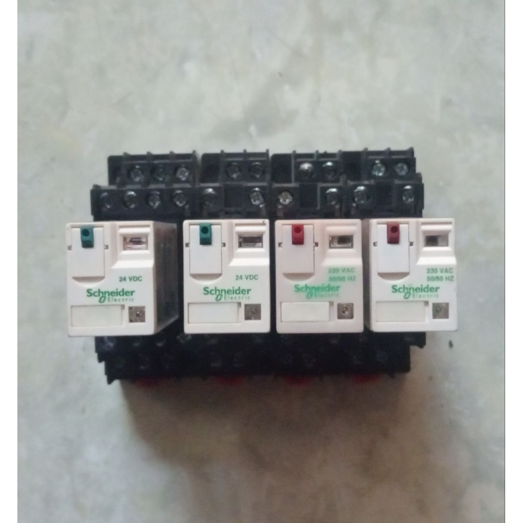 relay Schneider 24VDC/230VAC