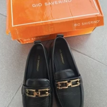 Preloved sepatu pantofel hitam Gio Saverino