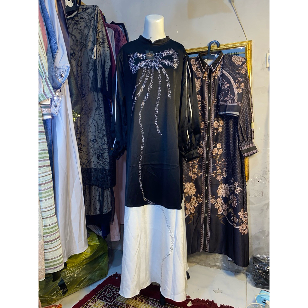 gamis abaya berwarna hitam elegan