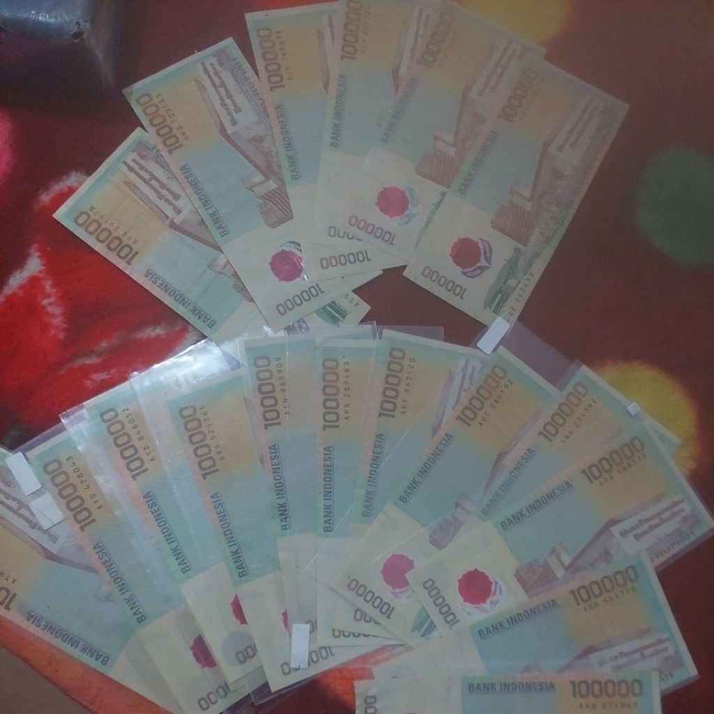 100000 polimer sukarno tahun 1999 asli. Selembar