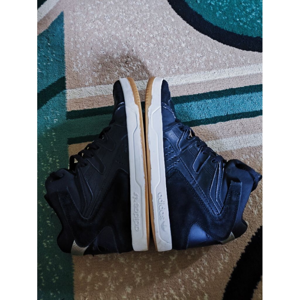 SEPATU BASKET ADIDAS NO 42 SECOND BEKAS