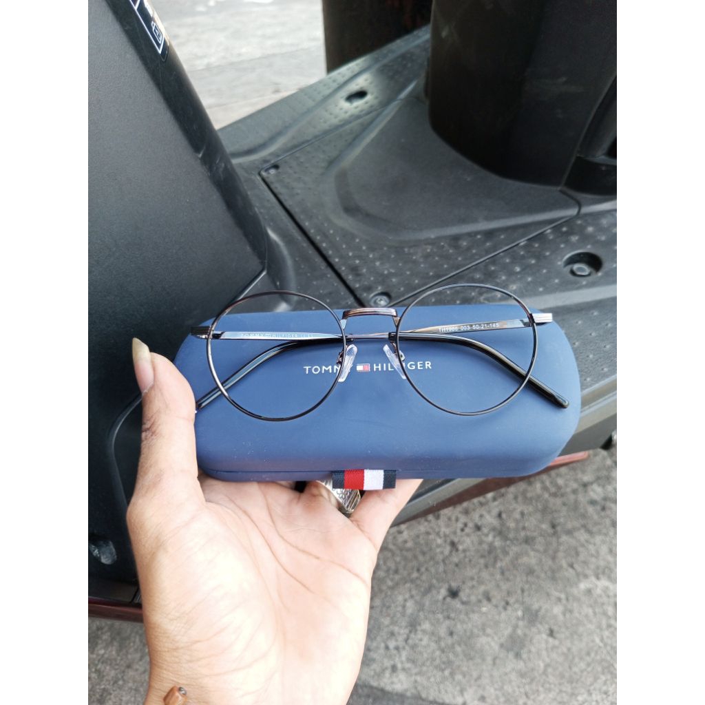 kacamata second original Tommy Hilfiger model keren cocok buat para bos
