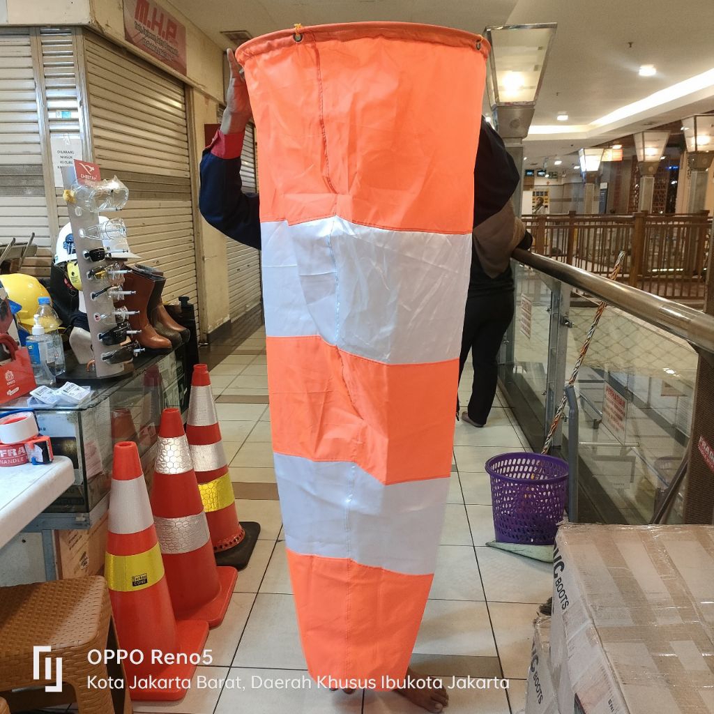 Windsock Petunjuk Arah Mata Angin / Petunjuk Arah Angin Orange Putih