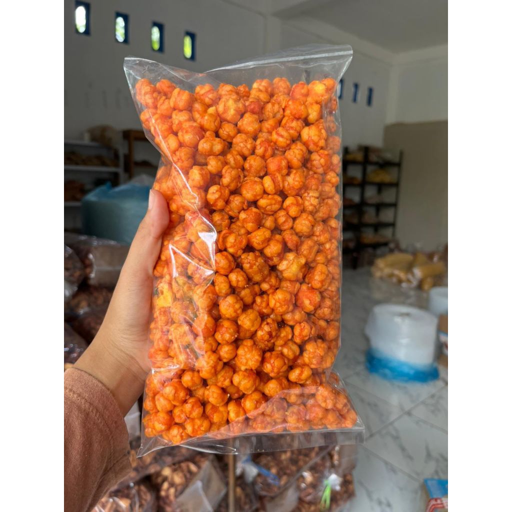 Cemilan pilus australi pedas manis asin gurih