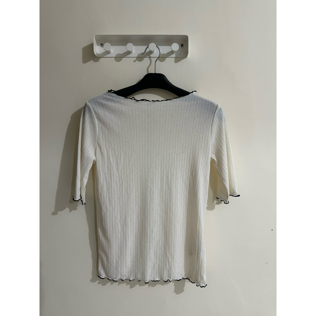 LOWRYS FARM Low White Sheer with Black Stitching / Kaos Rib Wanita Lengan 3/4 Detail Jahitan Kontras