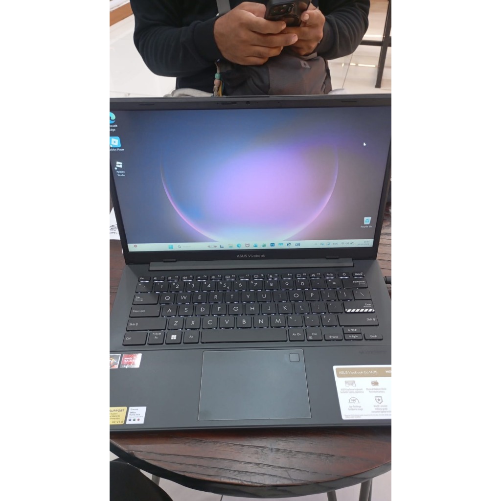 ASUS VIVOBOOK E14 AMD RYZEN 3 720U 8/512GB BEKAS/SECOND