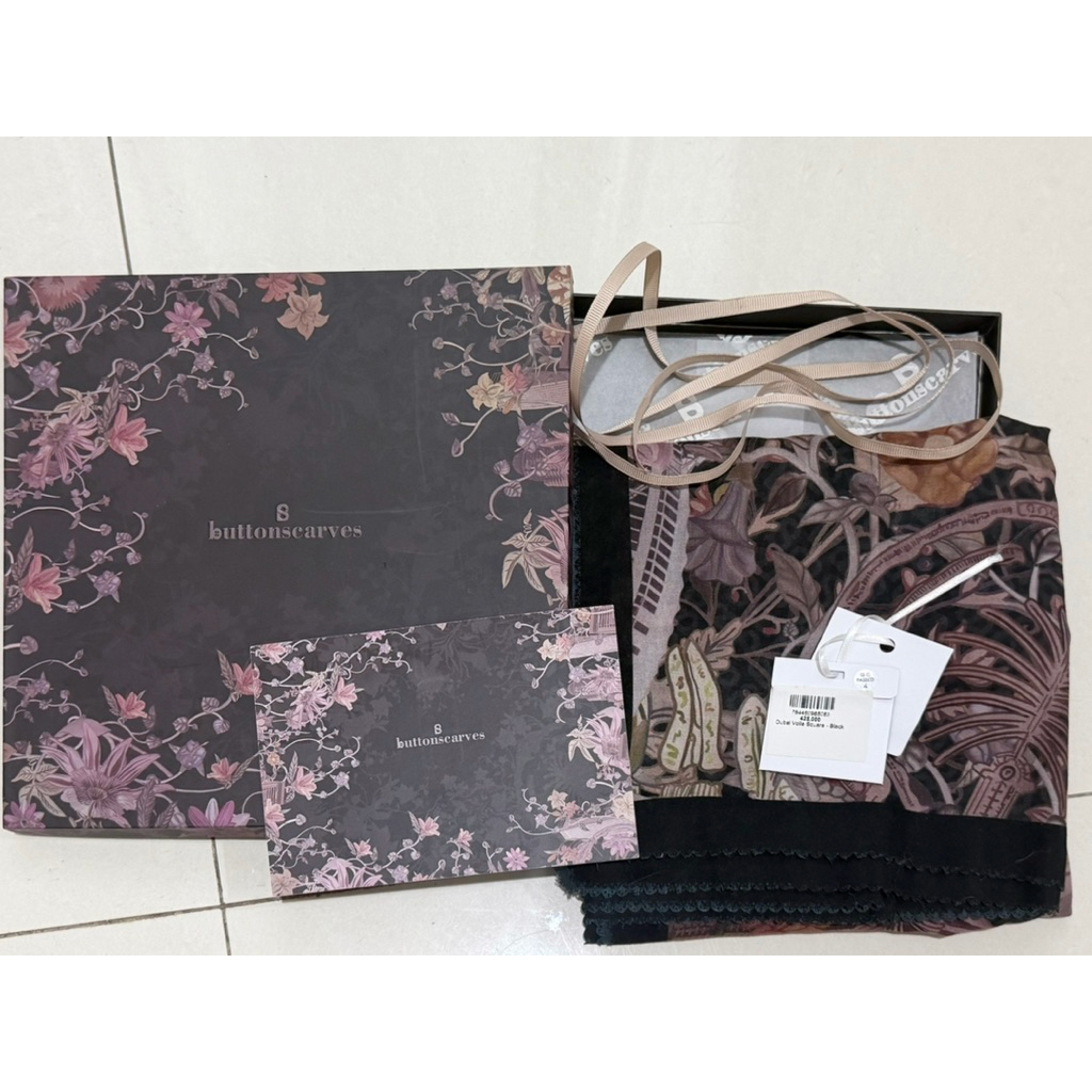 preloved Dubai Voile Square Black Buttonscarves
