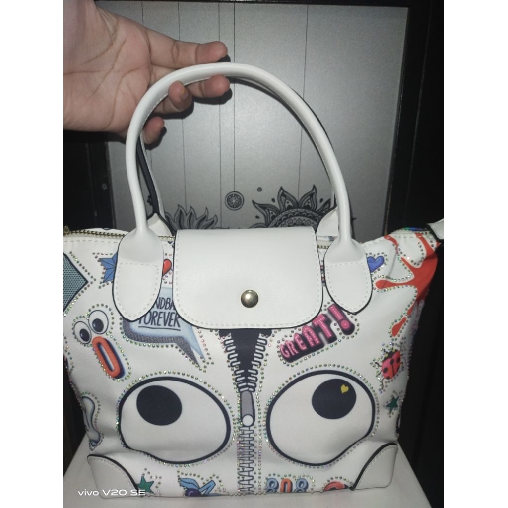 Eye theme putih