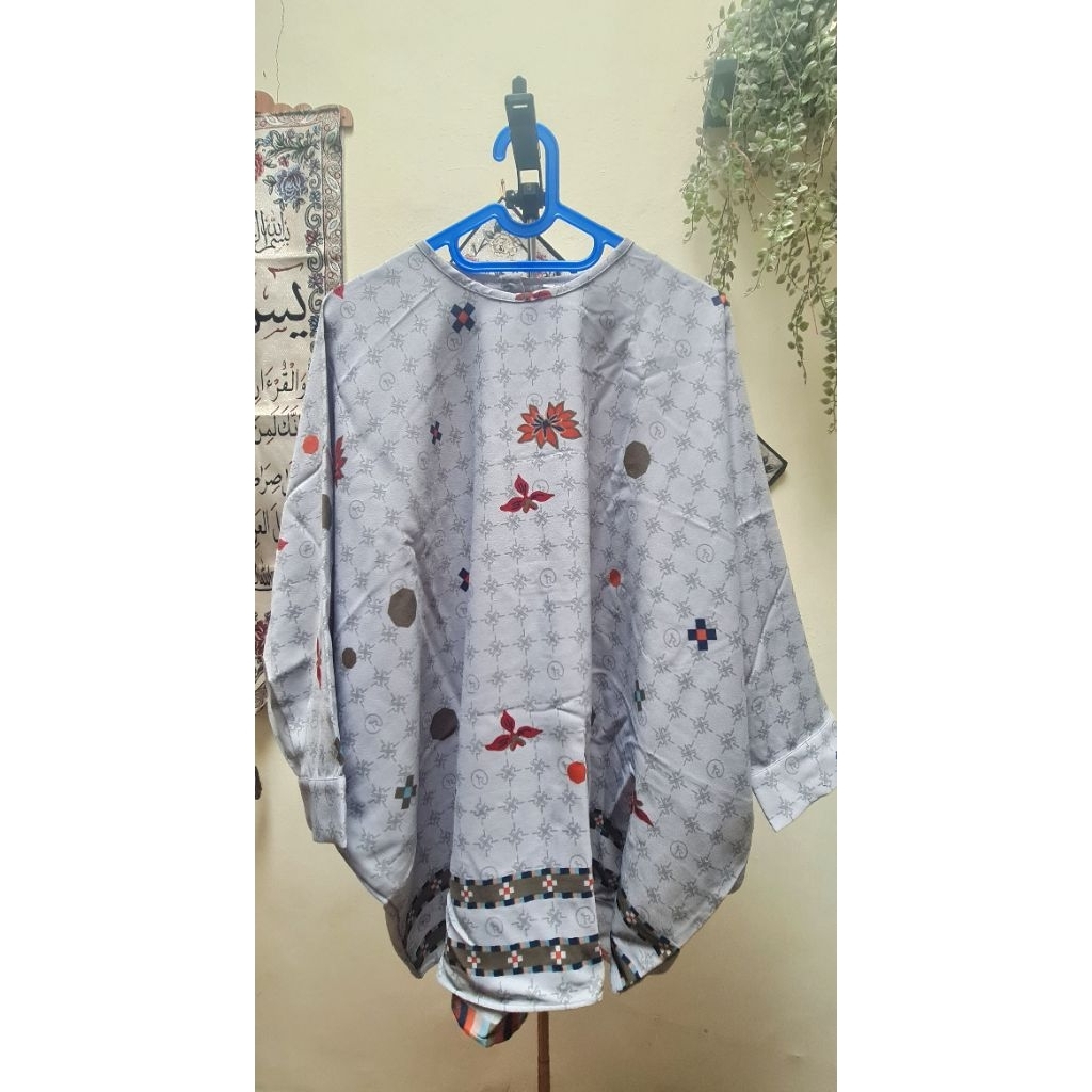 Preloved Ria Miranda Top Grey