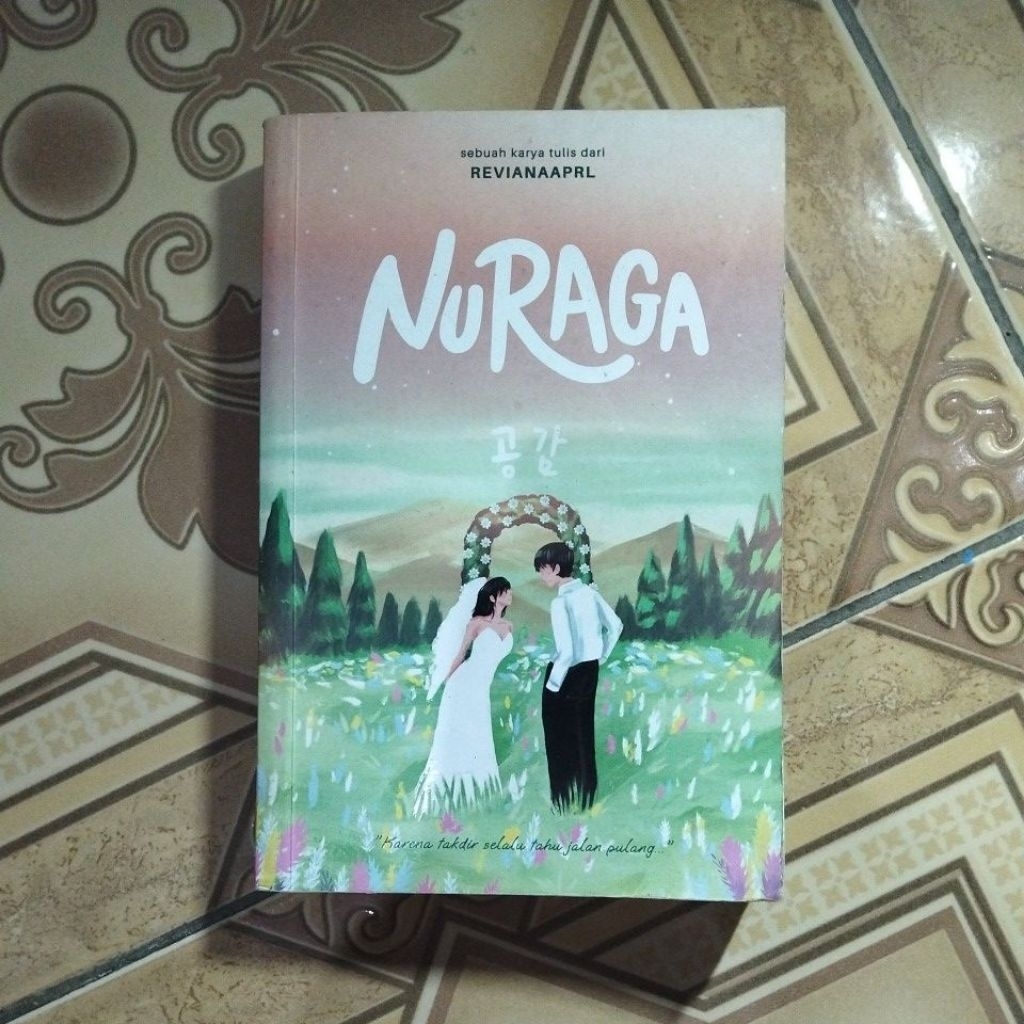 Preloved novel Nuraga karya Revianaaprl (baca desk)