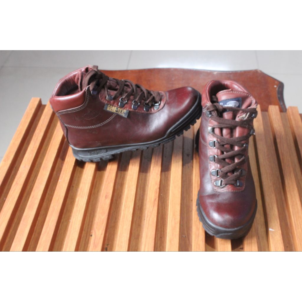 sepatu boot high hiking keren kokoh" Vasque made in Italy" upper kulit asli. outsole kokoh.  size 38