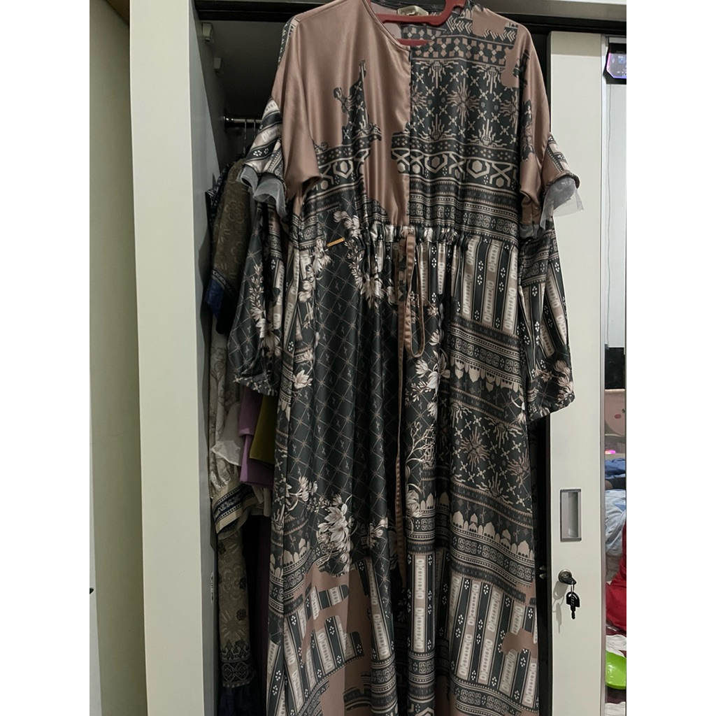 preloved dress wearing klamby