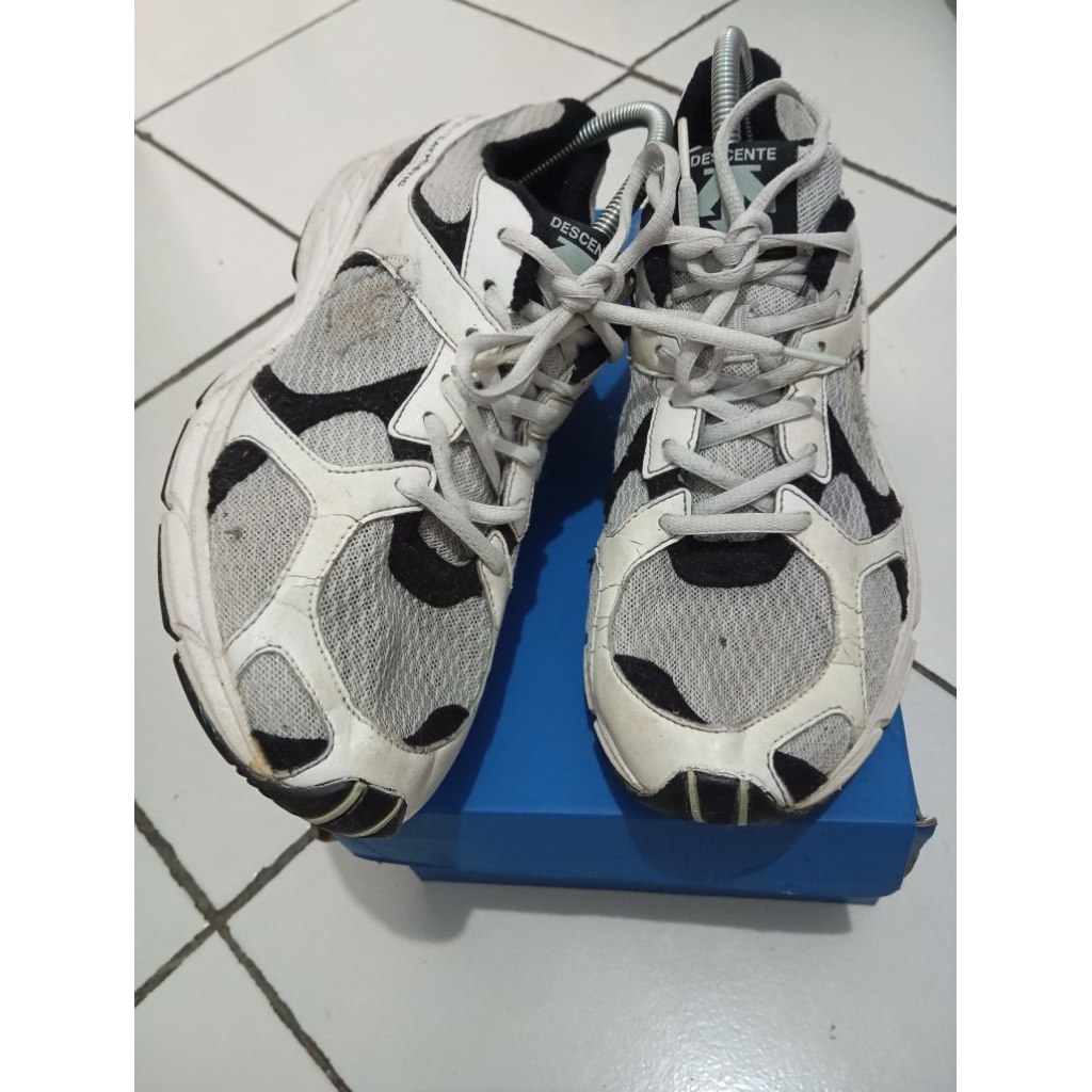 sepatu running descente putih