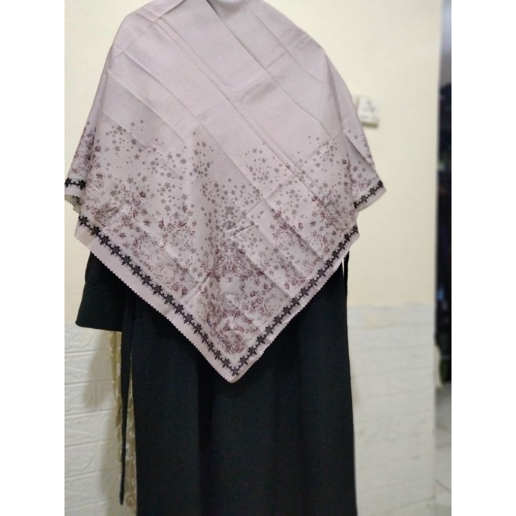 hijab segi empat motif bunga