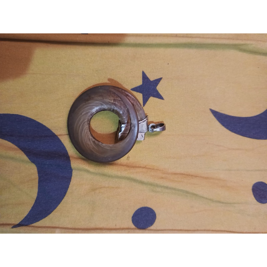 liontin kuber melingkar unik