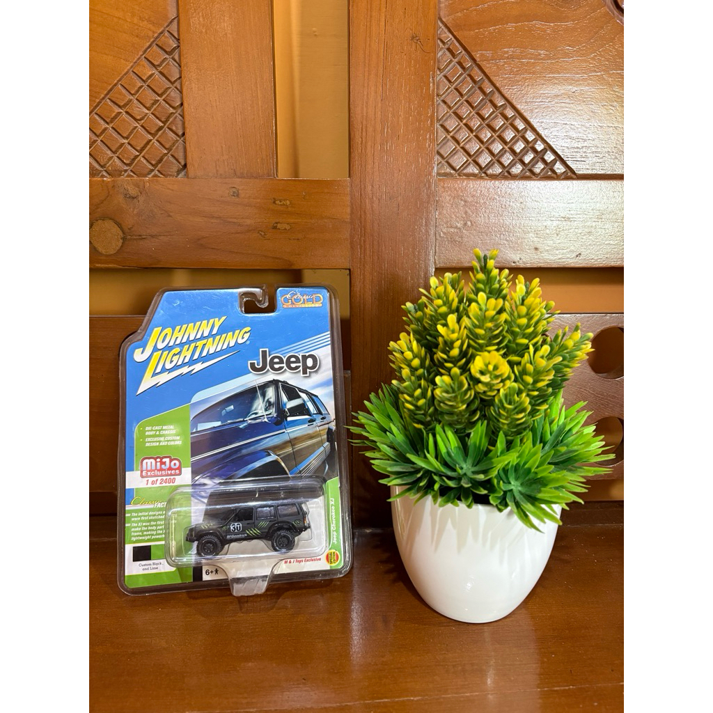 Johnny Lightning Jeep Cherokee XJ