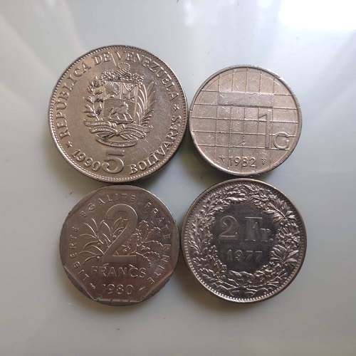 Set 4 koin antik: Bolivares-Gulden-Franc